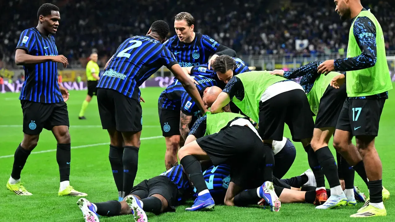 Inter Şov Yaptı: Roma'ya Beş Gol, Çalhanoğlu'ndan Rüya Gibi Gol!