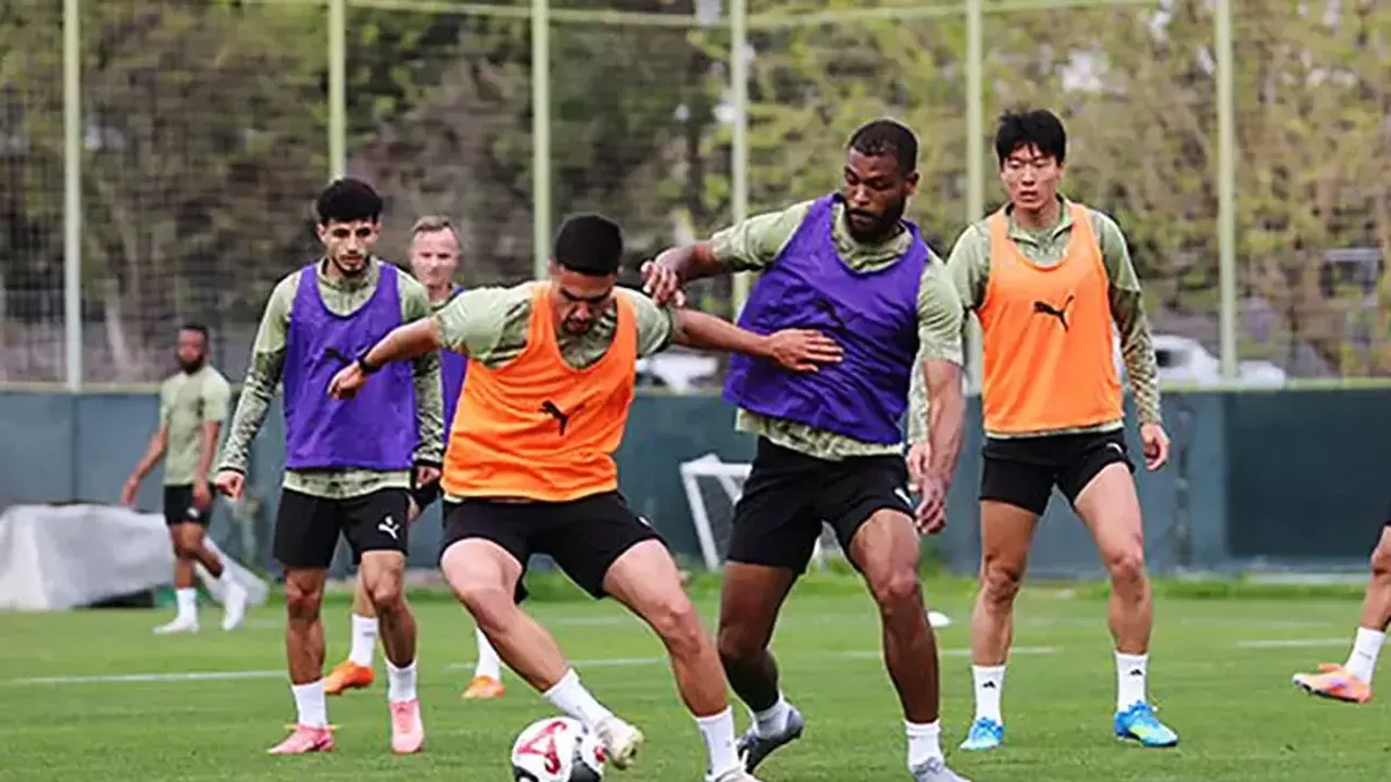 Süper Lig'de Kritik Viraj: Alanyaspor'dan Kasımpaşa Maçı İçin Yoğun Mesai!