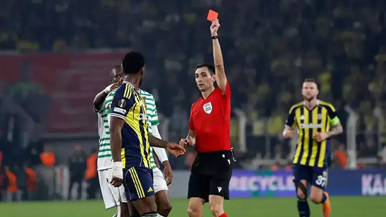 Fenerbahçe'de Gecenin Şok Eden Anı: Jhon Duran Kırmızı Kart Gördü!